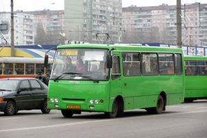 Фото пресс-службы горсовета. Социальные автобусы будут теперь перевозить харьковчан по одной гривне. 