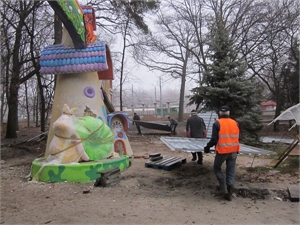 Ни плохая погода, ни предпраздничное настроение работу в парке Горького не затормозили.