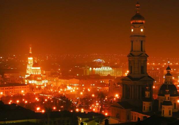 Ночной Харьков очень романтичен и бесподобен. Фото Александра Ивашова.