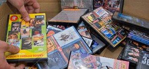 Запорожские милиционеры сметают с прилавков водку, пиротехнику и диски с фильмами