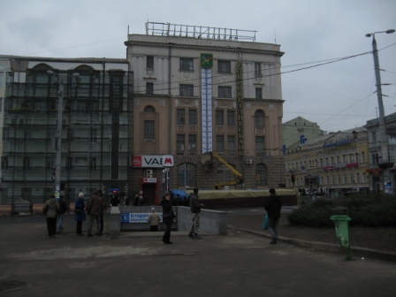 Как только завершится ремонт фасада по адресу улица Сумская 1, Градусник установят на прежнем месте. Фото <a href=http://kharkov.comments.ua/news/2011/11/14/093647.html>kharkov.comments.ua</a>.