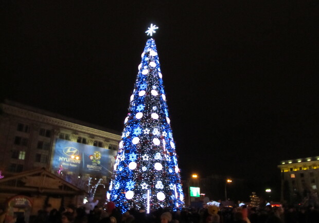 Кроме главной елки, которая обосновалась на площади Свободы, в Харькове можно увидеть еще уйму праздничных деревьев. Фото автора.