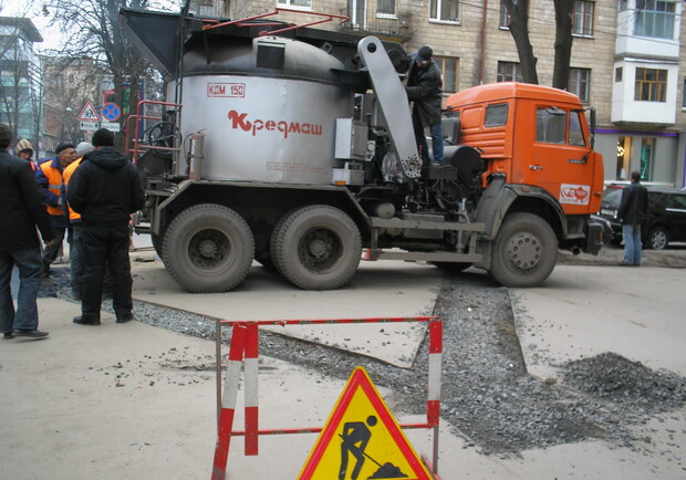 Впервые в Харькове на ремонт внутриквартальных дорог выделено 50 миллионов гривен. Фото из архива "КП".