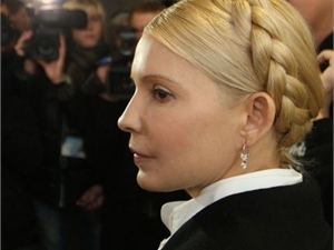 Фото с сайта БЮТ. Тимошенко на носилках погрузили в машину и увезли в Харьков. 