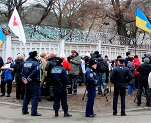 Фото kharkov.comments.ua. Сторонники Тимошенко отпразднуют Рождество под стенами колонии. 