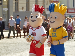 Наконец-то пройдет чемпионат Европы по футболу, к которому мы готовились несколько лет. Фото с официального сайта Харьковского горсовета и из архива "КП".