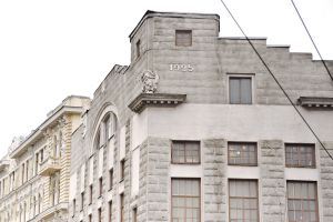 Эти элементы изначально находились на здании, когда оно было построено. Фото с сайта Харьковского горсовета.