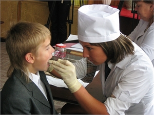 Детей после каникул осмотрели врачи.Фото из архива "КП".