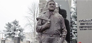 Городские власти и простые харьковчане пришли на кладбище, чтобы почтить память Кушнарева