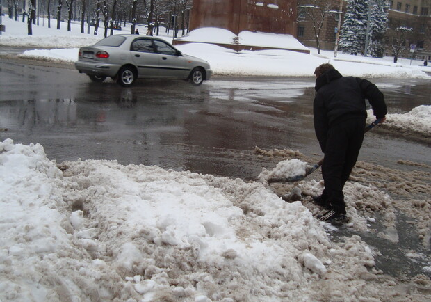 В первую очередь необходимо чистить снег на тротуарах и пешеходных дорожках, а также на остановках. Фото из архива "КП".