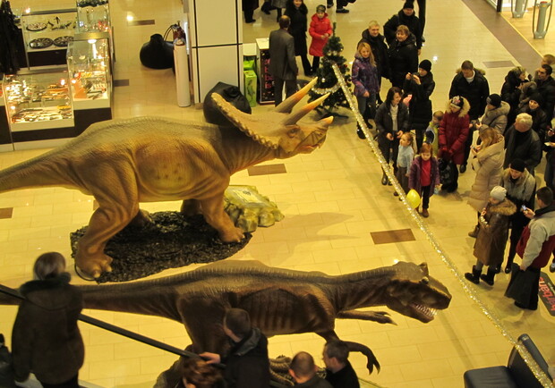 Повеселить малышей можно, свозив в Динопарк в ТРК "Дафи". Роботы-динозавры рычат и машут хвостами. Фото "В городе".