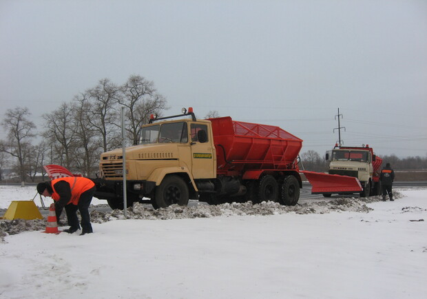 На Харьковщине сотрудники дорожных служб оказывают помощь водителям на дорогах. Фото из архива "КП".