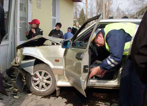 На улице Отакара Яроша легковой автомобиль въехал в магазин. Фото пресс-службы ГУ МВД УКраины в Харьковской области.