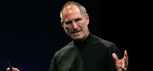 Одесский скульптор собрал двухметровую руку Стива Джобса из запчастей 