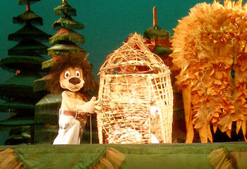 В спектакле "Три поросенка" встреча с волком многому научит незадачливых поросят. Фото из сайта театра.