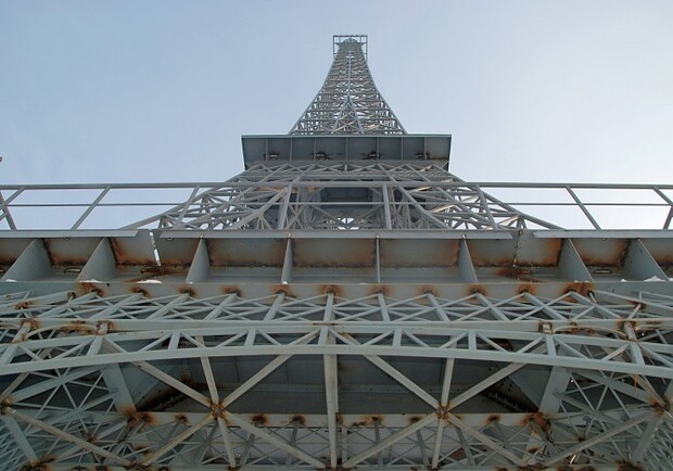 Харьковская Эйфелева башня в 10 раз меньше своей французской сестренки.