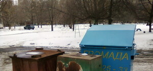 Фотофакт: В Донецке ржавые мусорные баки меняют на новенькие 