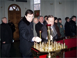 Дмитрий Шенцев соблюдает церковные традиции, а вот семью пока приучить к этому не смог. Фото с официального сайта Харьковского горсовета.