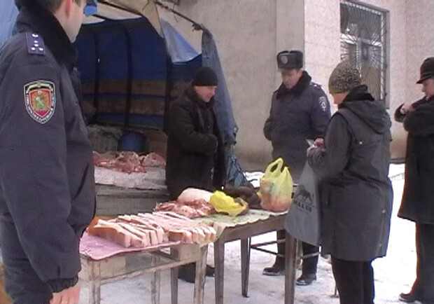 Если мясо продают без сопутствующей документации, то его изымают и накладывают на продавца штраф. Фото с сайта ГУ МВД Украины в Харьковской области.