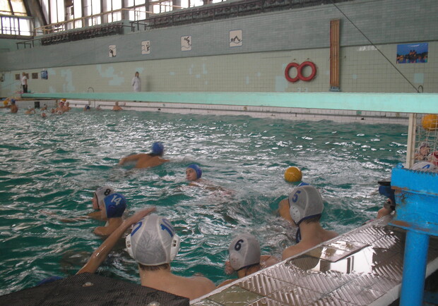 Фото kp.ua. На Салтовке реанимируют бассейн. 