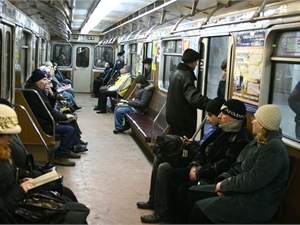 Первыми испытать на себе плюсы и минусы новшеств смогут пассажиры метро, когда такой шанс появится у тех, кто ездит в трамваях и автобусах, не ясно. Фото из архива "КП".