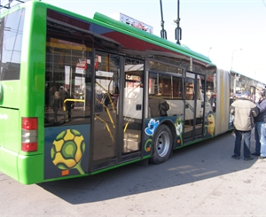 Водители троллейбусов украсили транспорт. 