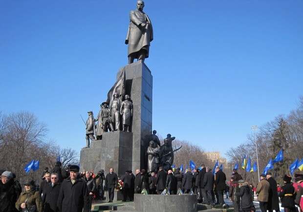 В день рождения Тараса Шевченко в Харькове к его памятнику возложили цветы. Фото с сайта ХОГА.