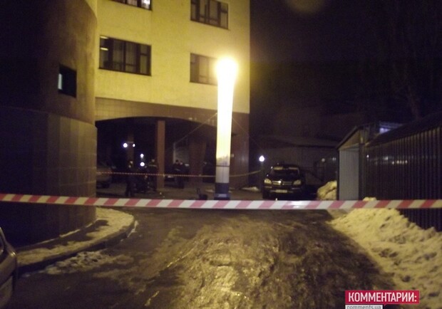 Двор и гараж за домом Василия Синчука оцепила милиция. Фото Ларисы Нарыжной. 