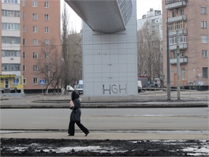 Переход над проспектом Гагарина еще и открыть не успели, а его уже испортили. Фото автора.