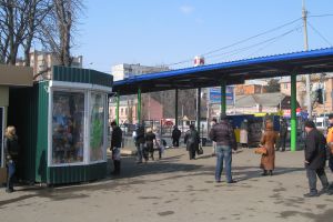 У станции метро "Холодная Гора" будут демонтировать киоски. Фото с сайта Харьковского горсовета.