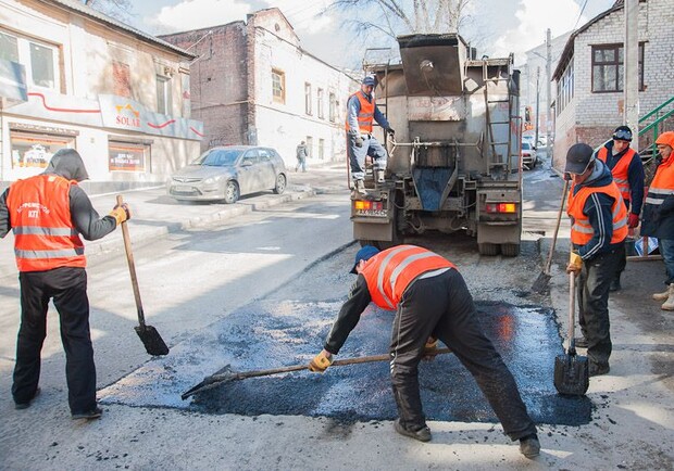 Фото пресс-службы горсовета. В Харькове зароют все ямы. 