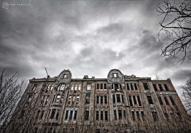 По легенде все, кто хотел восстановить это разрушенное здание сходили с ума. Фото Кирилла Кушнаренко.
