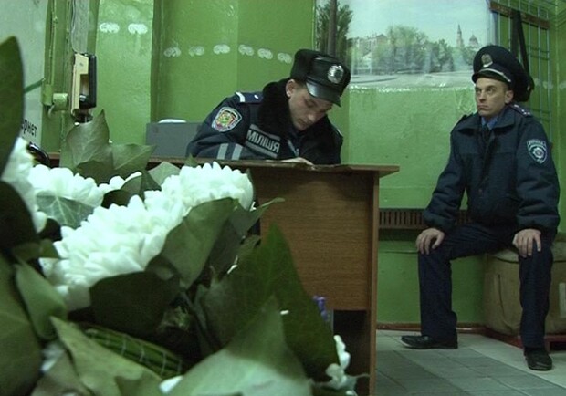 Фото пресс-службы МВД. Харьковские правоохранители устраивают цветочные рейды. 