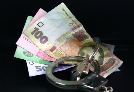 Мужчина требовал от 37-летнего предпринимателя 2 тысячи 500 гривен. Фото с сайта ГУ МВД Украны в Харьковской области.