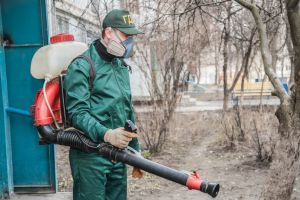 Сейчас мусоропроводы уже продезинфицировали около в 15 домах. Фото с сайта Харьковского горсовета.