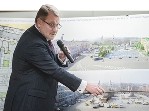 Сергей Чечельницкий обещает, что основную часть реконструкции завершат к 23 августа. Фото с официального сайта Харьковского горсовета.