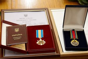 Родителям погибшего Владимира Березюка и его сослуживцам вручили награды. Фото с сайта Харьковского горсовета.