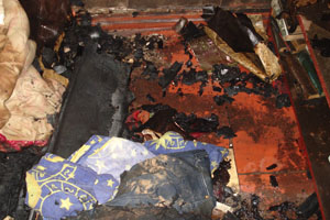 В одной из комнат горели мебель и домашние вещи на площади. Фото с сайта ГУ МЧС Украины в Харьковской области.