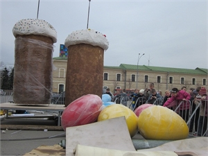 Праздничные декорации на площади Свободы особенно понравились детворе. Фото Юрия ЗИНЕНКО.