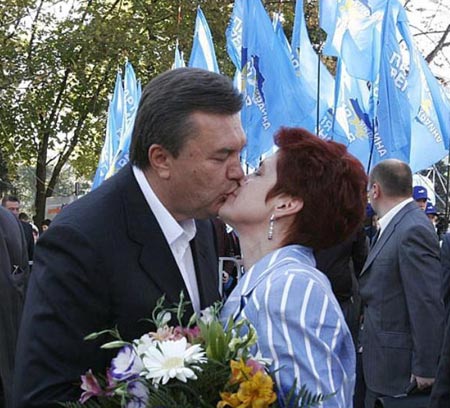 Фото   <a href=http://ru.tsn.ua/ukrayina/byvshie-sosedi-yanukovicha-lyuda-vsegda-provozhala-viktora-v-lift.html >ТСН</a>. Янукович с женой отчитались за свои доходы. 