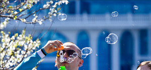 В Севастополе провели флешмоб по запуску мыльных пузырей