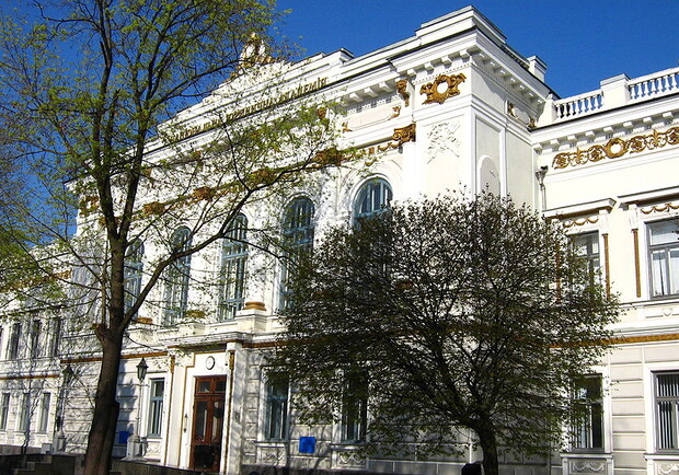 Фото с сайта ru.wikipedia.org/ Из-за нового корпуса Юракадемии снесут деревья. 
