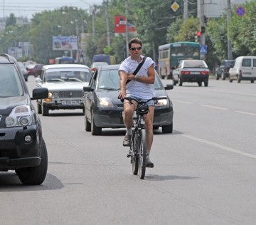 Фото: Владимир ЛАВРОВ с сайта newspaper.moe-online.ru. Медики не рекомендуют ездить на велосипеде по городским дорогам. 