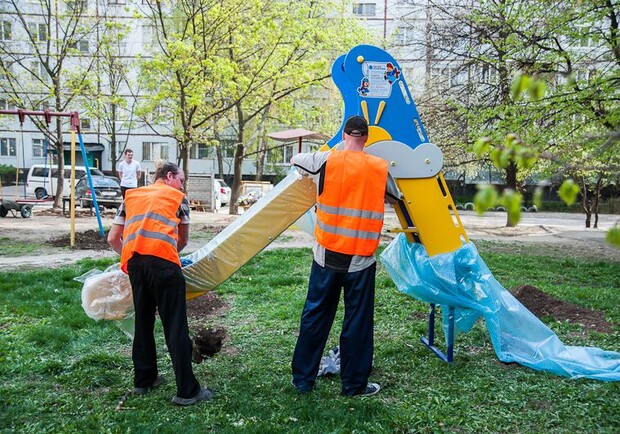 Фото пресс-службы горсовета. В Харькове устанавливают детские площадки. 