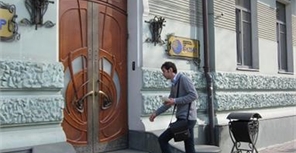 Харьковчане, у которых в "Базисе" открыты депозиты, могут забыть о них до конца  июля.  Фото Юрия ЗИНЕНКО.