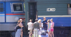 Пассажиры помогли друг другу покинуть поезд. Фото kp.ua.