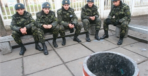 Всего же до конца мая в Вооруженные Силы Украины и другие военные формирования из региона направят 1015 юношей. Фото Максима Люкова.