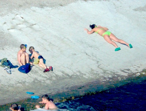 Отчаянные купальщики о последствиях купания в холодной воде не думают. Фото: vecherniy.kharkov.ua