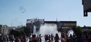 На площади Свободы харьковчане выдували огромные мыльные пузыри