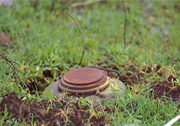Спасатели нашли даже противотанковую мину. Фото с сайта: vremyan.ru.
